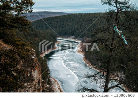 River and rocky coast in the taiga in winter 120905606