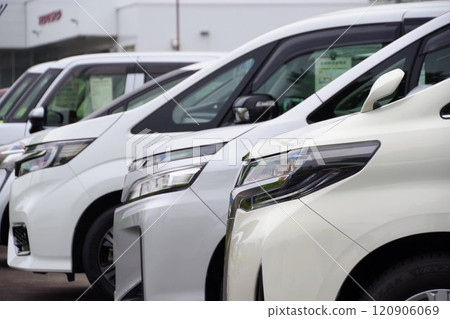 Used car image: Minivans lined up at a dealership 120906069