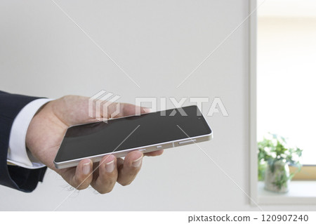 穿著西裝、拿著智慧型手機的男人的手(30 多歲,日本人) 穿著西裝、拿著智慧型手機的男人的手(30 多歲,日本人) 120907240