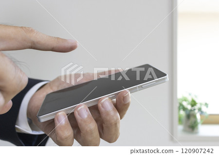 穿著西裝、拿著智慧型手機的男人的手(30 多歲,日本人) 穿著西裝、拿著智慧型手機的男人的手(30 多歲,日本人) 120907242