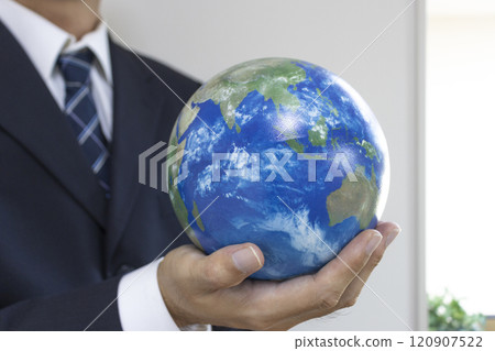 穿著西裝、拿著地球儀的男人的手（30 多歲，日本） 120907522