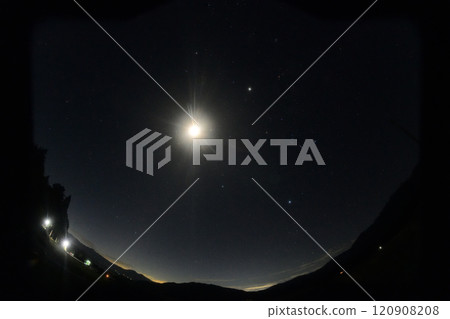 A winter diamond surrounding the moon, Mars, and Jupiter lined up in the pre-dawn sky on September 26th in Hakushu Town, Hokuto City. 120908208
