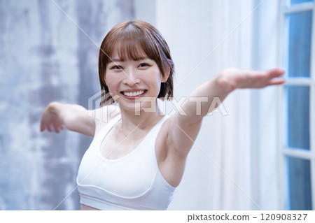 早上做瑜珈的年輕女子 120908327