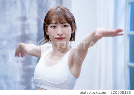 早上做瑜珈的年輕女子 120908328