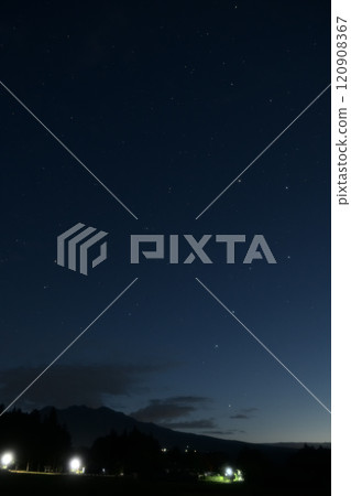 從北斗市白州町看到的北斗七星升起在八嶽山的右側 120908367