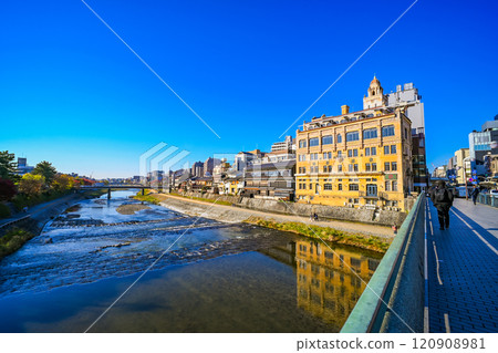 Kamo River and cityscape, Kyoto City, Kyoto Prefecture 120908981
