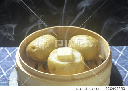 將馬鈴薯放入蒸籃中，用奶油煮 120909360