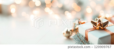 簡約優雅的紅色絲帶禮盒 簡約優雅的紅色絲帶禮盒 120909767
