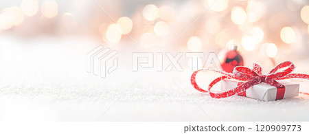 簡約優雅的紅色絲帶禮盒 簡約優雅的紅色絲帶禮盒 120909773