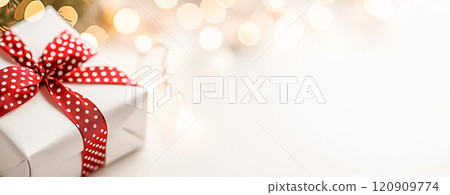 簡約優雅的紅色絲帶禮盒 簡約優雅的紅色絲帶禮盒 120909774