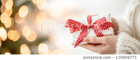 簡約優雅的紅色絲帶禮盒 簡約優雅的紅色絲帶禮盒 120909775