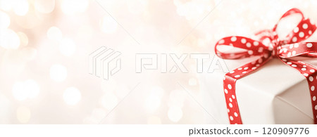 簡約優雅的紅色絲帶禮盒 簡約優雅的紅色絲帶禮盒 120909776