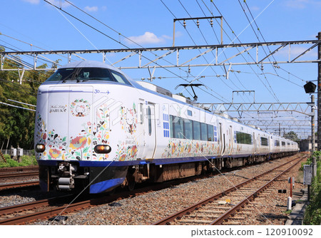 271 Series Haruka train running near Yamazaki Station on the Tokaido Main Line 120910092