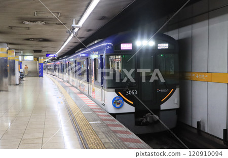 Keihan 3000 series rapid express train stopping at Gion-Shijo Station 120910094