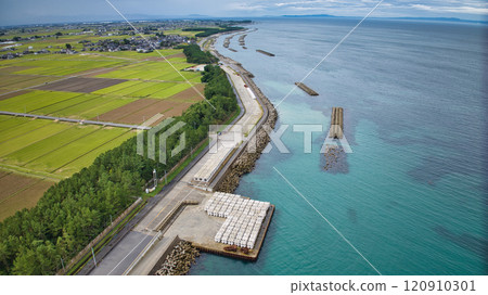 秋天的富山灣海岸:海上風力渦輪機周圍的海上堤防和防波堤 秋天的富山灣海岸:海上風力渦輪機周圍的海上堤防和防波堤 120910301