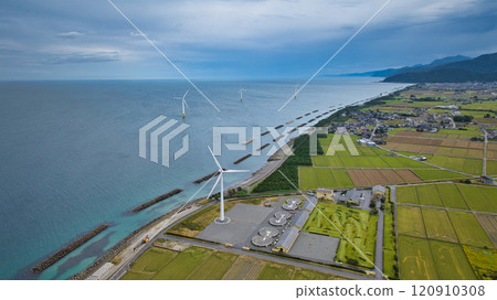 秋天的富山灣海岸：海上風力渦輪機周圍的海上堤防和防波堤 120910308