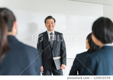 學生和婦女在補習班、研討會、學習班和資訊發布會上接受教師、講師和指導員的指導。 120910359