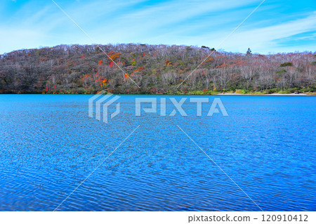 Quiet Akagi-Konuma Lake - Late autumn foliage scenery 120910412
