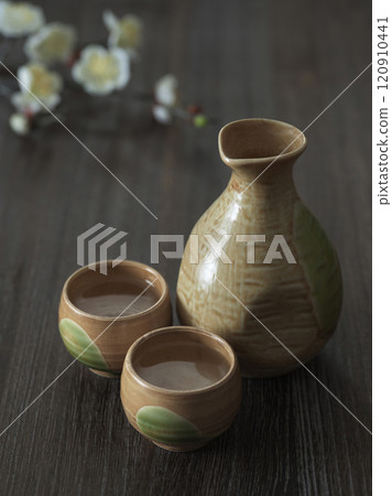 飲酒形象 - 帶有 choko 和清酒瓶的清酒杯套裝 120910441