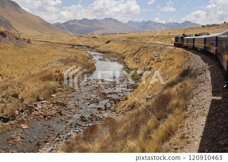 [Peru] The Titicaca Train running through the Andean highlands 120910463