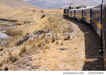 [Peru] The Titicaca Train running through the Andean highlands 120910464