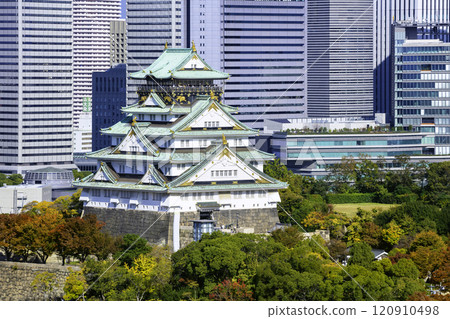 Osaka Castle tower and skyscrapers (Osaka City, Osaka Prefecture) 120910498