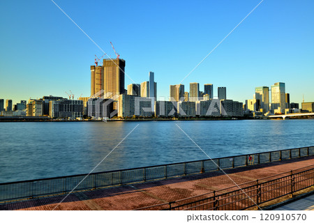 從豐洲Gururi公園看到的晴海旗幟和高層公寓 120910570