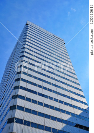 Skyscraper that shines in the blue sky Skyscraper that shines in the blue sky 120910612