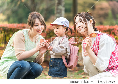 Nursery teacher women and children (nursery school, kindergarten nursery school, children, infants) walking and excursions in autumn parks 120910656
