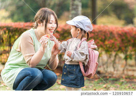 Nursery teacher women and children (nursery school, kindergarten nursery school, children, infants) walking and excursions in autumn parks 120910657