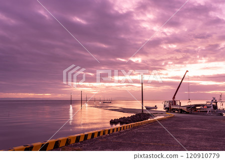 Tara Town, Saga Prefecture: Underwater road next to an underwater torii gate standing in the shallows of the Ariake Sea in the morning 120910779