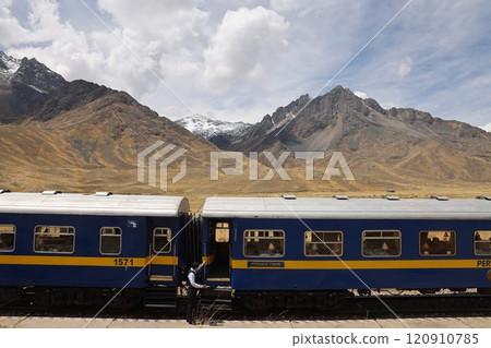 [Peru] The Titicaca Train stops at La Raya Pass 120910785