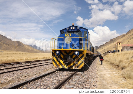 [Peru] The Titicaca Train stops at La Raya Pass 120910794