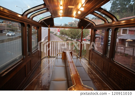 [Peru] The luxurious interior of the Titicaca Train 120911010