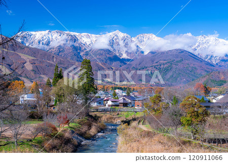 [Autumn Material] Three-tiered autumn foliage scenery seen from Oide Park in Hakuba Village in autumn [Nagano Prefecture] 120911066