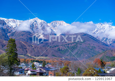 [Autumn Material] Three-tiered autumn foliage scenery seen from Oide Park in Hakuba Village in autumn [Nagano Prefecture] 120911067