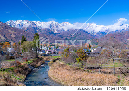 [Autumn Material] Three-tiered autumn foliage scenery seen from Oide Park in Hakuba Village in autumn [Nagano Prefecture] 120911068