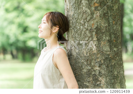 一名婦女在森林中沐浴(瑜伽、生態、永續發展目標、環境、排毒、有機、天然) 一名婦女在森林中沐浴(瑜伽、生態、永續發展目標、環境、排毒、有機、天然) 120911439