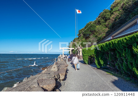 【三重縣伊勢二見小玉神社】海邊的參道景觀 【三重縣伊勢二見小玉神社】海邊的參道景觀 120911448