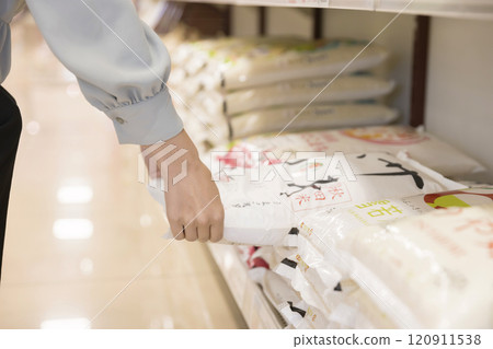Woman buying rice at the supermarket 120911538