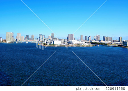 從彩虹橋望向築地市場的晴海碼頭 從彩虹橋望向築地市場的晴海碼頭 120911668