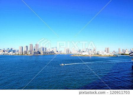 從彩虹橋望向築地市場的晴海碼頭 從彩虹橋望向築地市場的晴海碼頭 120911703