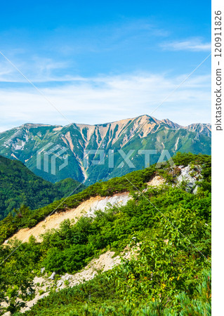 Climbing Mt. Eboshi and Mt. Minamizawa in summer (Eboshi hut to Mt. Maeeboshi: View of Mt. Akaushi) 120911826