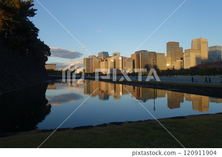 從皇居櫻田門進入的道路風景 120911904
