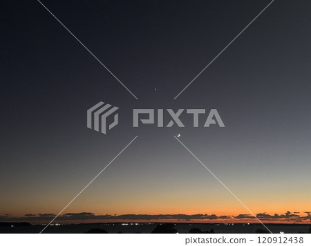 The moon and Jupiter in the evening sky 120912438