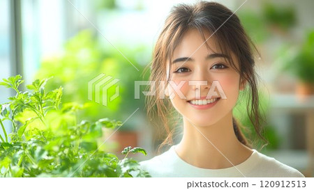 年輕女子給植物澆水 120912513