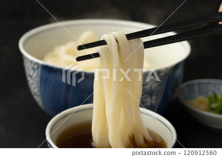 Udon - Hot, hot udon - Dip the kamaage udon in the broth and pick it up with chopsticks 120912560