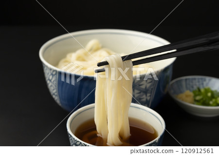 烏龍麵，熱騰騰的烏龍麵，鍋子炸烏冬面，沾上湯，用筷子夾起 120912561