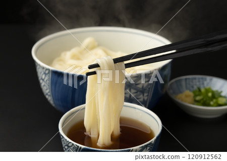 烏龍麵,熱騰騰的烏龍麵,鍋子炸烏冬面,沾上湯,用筷子夾起 烏龍麵,熱騰騰的烏龍麵,鍋子炸烏冬面,沾上湯,用筷子夾起 120912562
