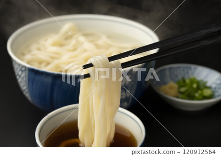烏龍麵，熱騰騰的烏龍麵，鍋子炸烏冬面，沾上湯，用筷子夾起 120912564